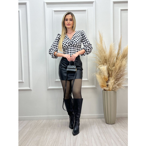 Saia curta couro preta