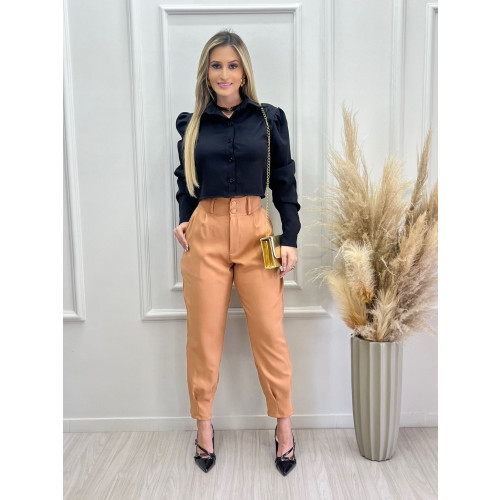 Calça alfaiataria com passantes caramelo 